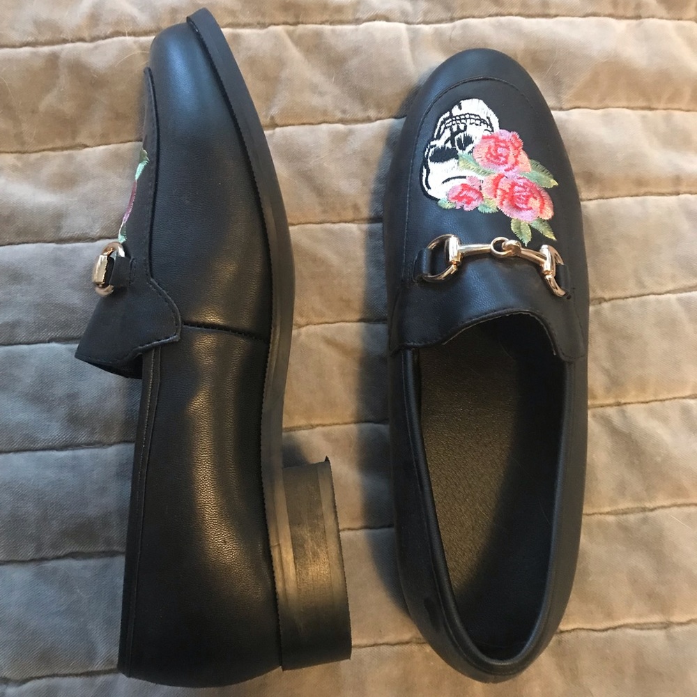 Skull & Roses Loafer - Picture 2 of 5